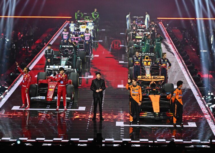 Alfombra roja, moda y música en lanzamiento de temporada 2025 de la F1