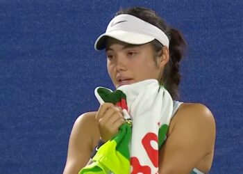 Emma Raducanu rompe a llorar y detiene su partido por la presencia de un acosador en la grada de Dubái