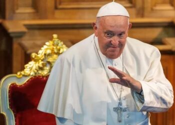 El papa Francisco bromea en el hospital: “Alguien rezó para que me fuera al Paraíso, pero Dios decidió dejarme aquí”