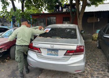 La Alcaldía de La Libertad Sur toma acción contra vehículos abandonados en espacios públicos