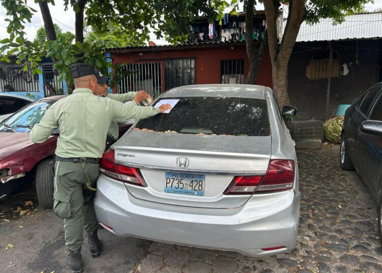 La Alcaldía de La Libertad Sur toma acción contra vehículos abandonados en espacios públicos