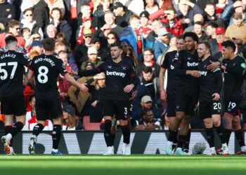 Arsenal sufre expulsión y pierde ante West Ham en lucha por título de Liga Premier