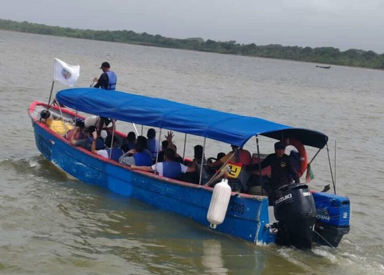 Embarcación con 19 migrantes naufraga en Panamá