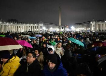 Roma se inunda de oraciones por el papa Francisco en estos momentos de “enfermedad y prueba”