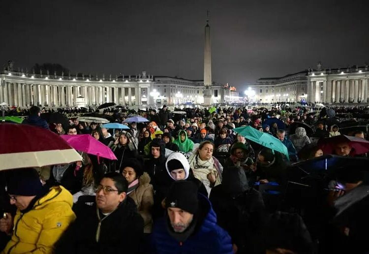 Roma se inunda de oraciones por el papa Francisco en estos momentos de “enfermedad y prueba”