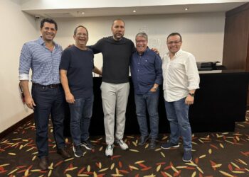 El presidente del INDES y la FESFUT anuncian al colombiano «Bolillo» Gómez como el nuevo técnico de la Selección de El Salvador