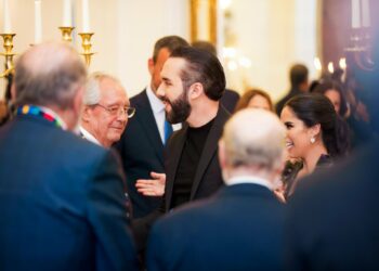 Bukele invita a empresarios a invertir en El Salvador durante el Encuentro de Padres e Hijos 2025