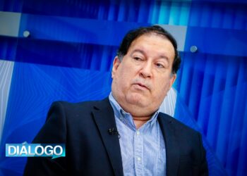Economista Carlos Acevedo destaca avances en seguridad y retos globales para El Salvador