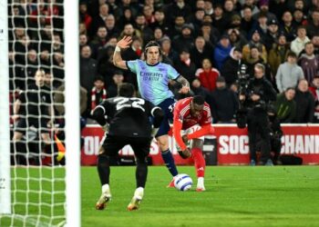 Arsenal y Nottingham Forest dividen puntos y se alejan del Liverpool