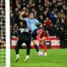 Arsenal y Nottingham Forest dividen puntos y se alejan del Liverpool