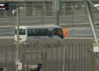 Pruebas de F1 se detienen cuando un autobús circula en la pista de Bahréin