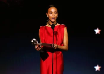 Zoe Saldaña gana el premio a Mejor Actriz de reparto en los Critics Choice Awards por «Emilia Pérez»