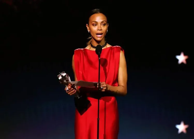 Zoe Saldaña gana el premio a Mejor Actriz de reparto en los Critics Choice Awards por «Emilia Pérez»