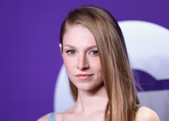 La actriz transgénero Hunter Schafer denunció que le entregaron un pasaporte en el que figura como varón