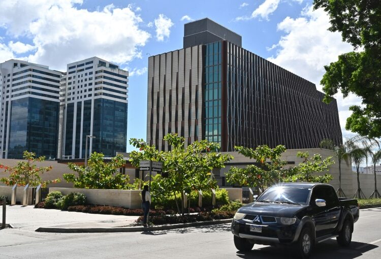 Exprofesor de universidad en NY condenado a 8 años de prisión por abusar de mujeres salvadoreñas