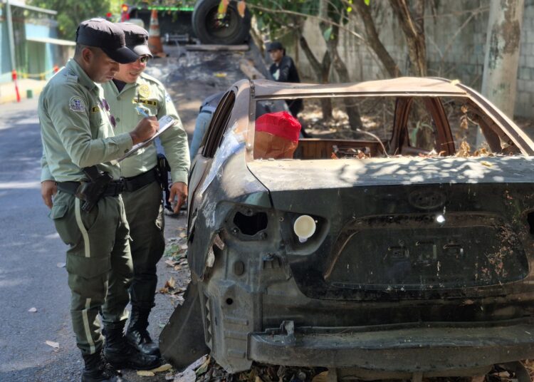Retiran vehículos en calidad de abandono en zonas de La Libertad Sur