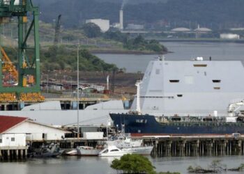 EEUU dijo que sus buques no pagarán peaje por transitar el Canal de Panamá, pero la autoridad de la vía interoceánica lo negó