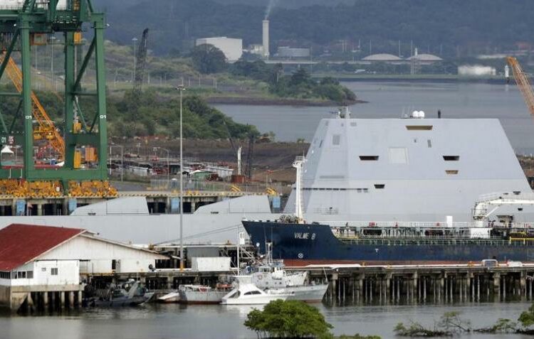 EEUU dijo que sus buques no pagarán peaje por transitar el Canal de Panamá, pero la autoridad de la vía interoceánica lo negó