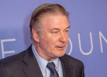 Alec Baldwin sufre de estrés postraumático tras la tragedia en el rodaje de ‘Rust’, asegura su esposa