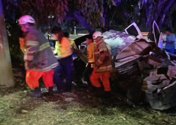 Sistema Nacional de Protección Civil rescata a conductor atrapado en vehículo accidentado