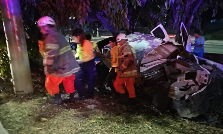 Sistema Nacional de Protección Civil rescata a conductor atrapado en vehículo accidentado