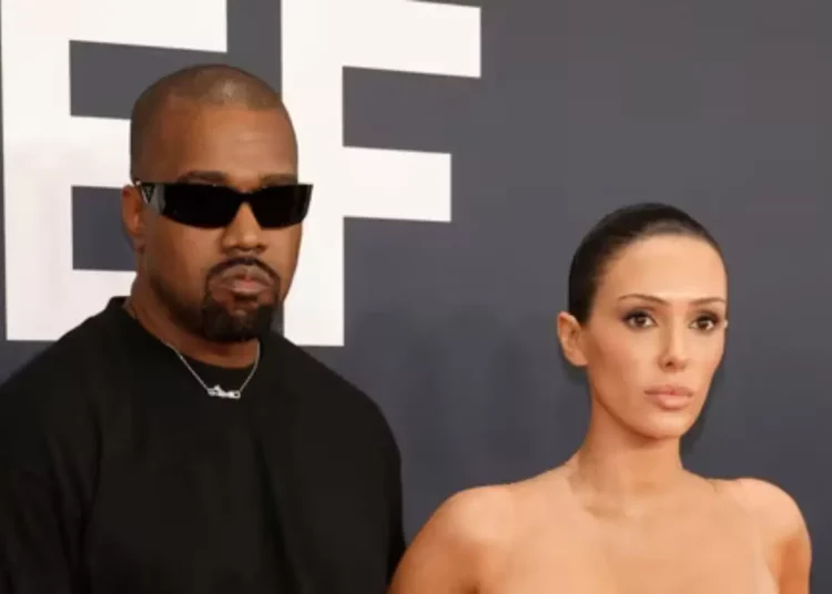 Bianca Censori “sintió miedo” en la alfombra roja de los Grammy, según una experta en lenguaje corporal