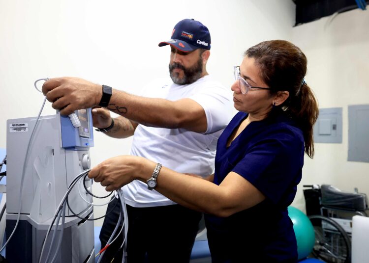 Clínica CAD del Complejo Deportivo Santa Ana recibe equipo de fisioterapia