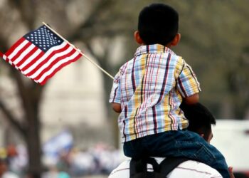 Una jueza federal frena decreto que negaba ciudadanía por nacimiento en EEUU