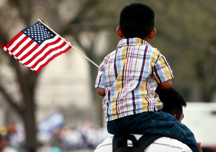 Una jueza federal frena decreto que negaba ciudadanía por nacimiento en EEUU