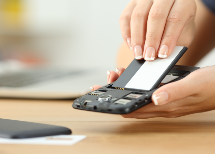 Vuelven las baterías extraíbles al estilo de los 90’s: ahora es una obligación para los fabricantes de teléfonos móviles