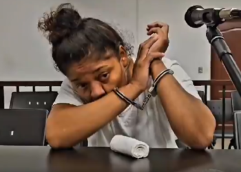 Mujer enfrenta juicio por crimen contra el menor que cuidaba