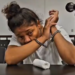 Mujer enfrenta juicio por crimen contra el menor que cuidaba
