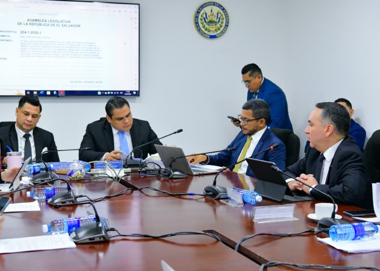 Comisión legislativa aprueba reformas al Código Penal para castigar con mayor severidad a los corruptos