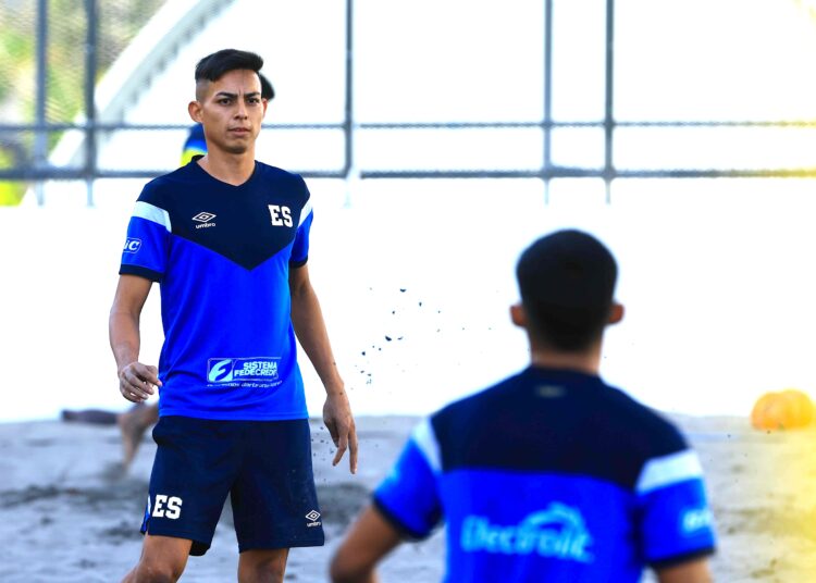 Emerson Cerna: “Tenemos un buen grupo para afrontar El Salvador Beach Soccer Cup”