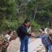 Niños llevan leña a su mamá antes de la escuela y regalan elotes a su maestro