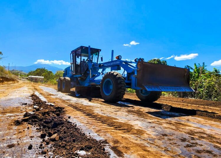 Alcaldía de Santa Ana Centro renueva calle en Colonia Brisas de Portezuelo