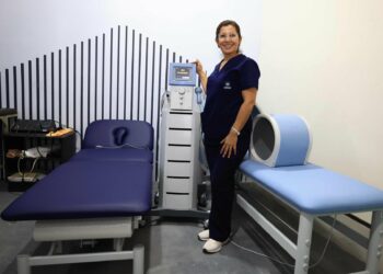 Gobierno equipa área de fisioterapia de clínica en el Complejo Deportivo INDES, Santa Ana