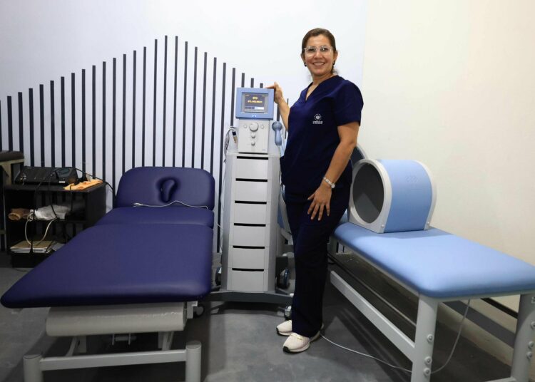 Gobierno equipa área de fisioterapia de clínica en el Complejo Deportivo INDES, Santa Ana