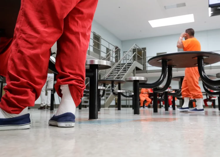 ICE planea usar prisiones federales como centros de detención para los migrantes arrestados