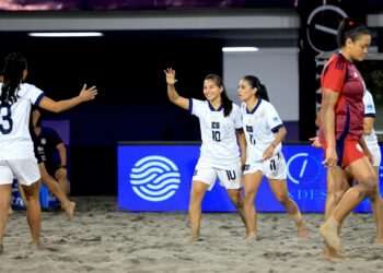 La selección femenina de El Salvador derrotó por goleada a Costa Rica en su debut en campeonato de Beach Soccer