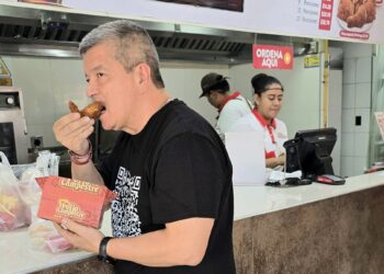 Chino Flores come Pollo Campestre en protesta por que el dueño del Pollo Campero habló bien de Bukele