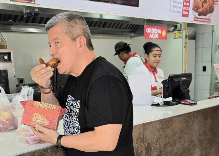 Chino Flores come Pollo Campestre en protesta por que el dueño del Pollo Campero habló bien de Bukele