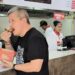 Chino Flores come Pollo Campestre en protesta por que el dueño del Pollo Campero habló bien de Bukele