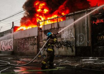 Bomberos sofoca incendio en chatarrera en el Centro Histórico capitalino