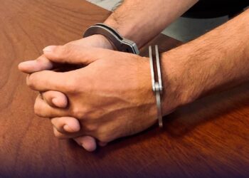 Capturan a sujeto por intentar refrendar una licencia falsa de portación de arma