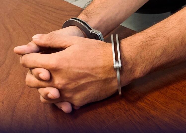 Capturan a sujeto por intentar refrendar una licencia falsa de portación de arma