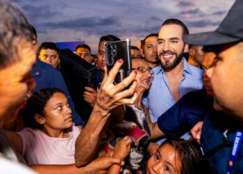 Presidente Bukele comparte con salvadoreños en inauguración del Aeropuerto del Pacífico