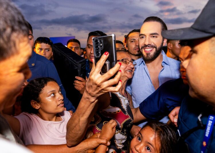 Presidente Bukele comparte con salvadoreños en inauguración del Aeropuerto del Pacífico