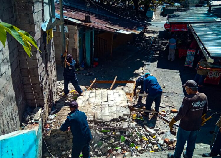 Retiran estructura que impedía libre paso peatonal en San Salvador