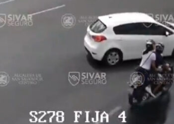Cámaras captan imprudencia vial que puso en riesgo a motociclista